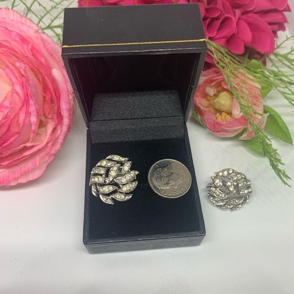 VINTAGE⚜️TRIFARI Rhinestone Cluster Clip Earrings - Picture 5 of 5